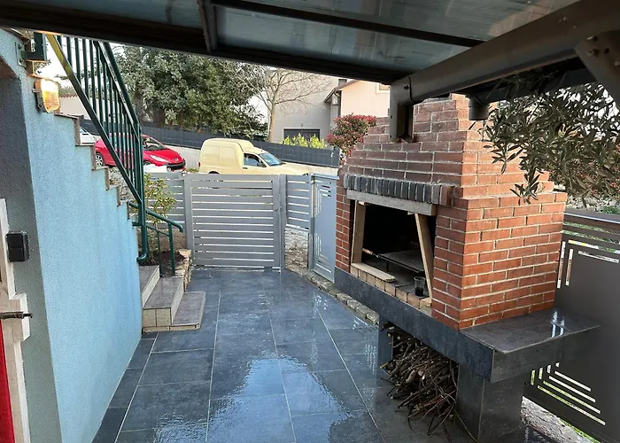 Ground Floor With Parking Erny Apartman Póla