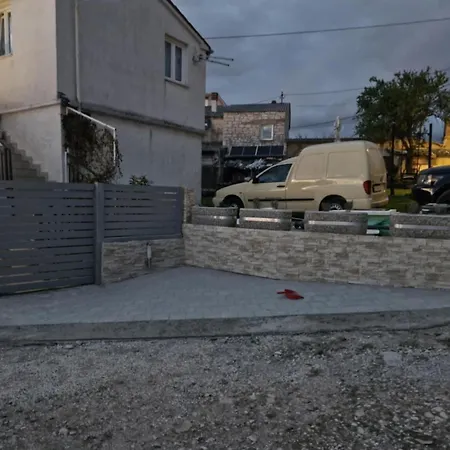 Ground Floor With Parking Erny 풀라