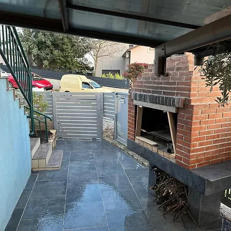 Ground Floor With Parking Erny 아파트 풀라