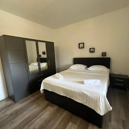 Ground Floor With Parking Erny 풀라