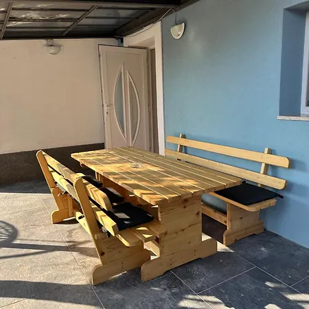 Ground Floor With Parking Erny Apartamento Pula